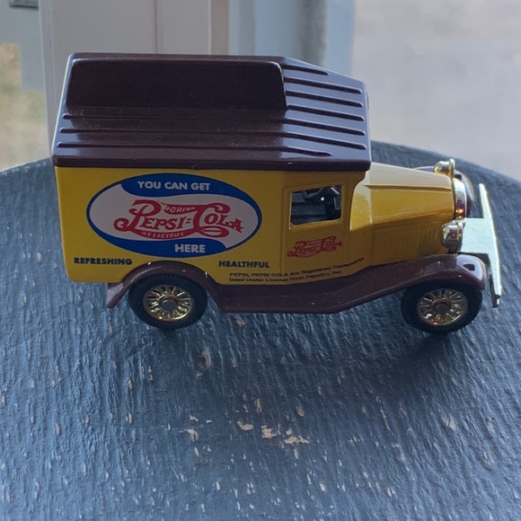 Golden Wheels Pepsi Cola Delivery Truck Yellow and Brown Die Cast - Picture 1 of 3